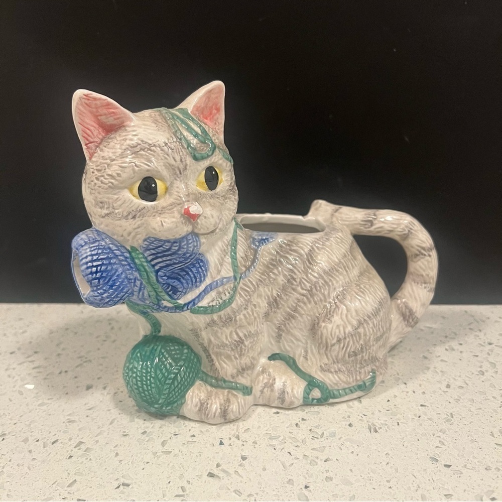 Vintage HERITAGE MINT Kitty Cat Teapot with Yarn Balls | 8" x 6" | Chipped nose